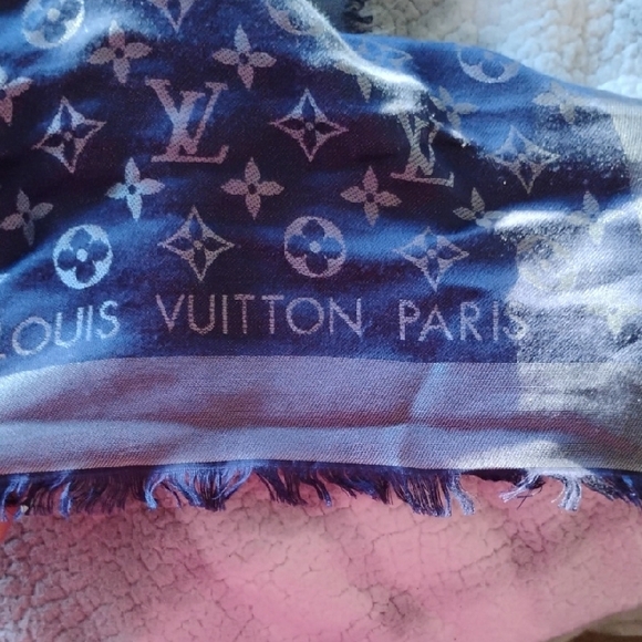 Aut Monogram Shine Shawl - Picture 11 of 13